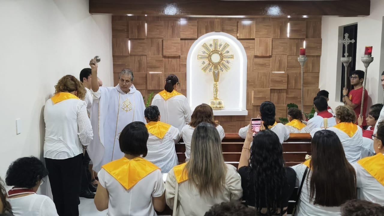$!Bendicen en Rosario la primer capilla de adoración perpetua