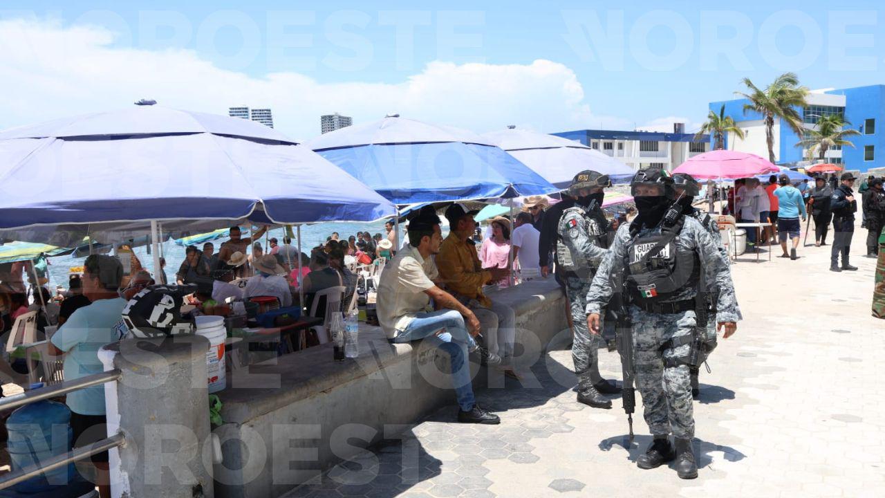 $!Realizan operativo de desalojo de vendedores y prestadores de servicio en Playa Pinitos