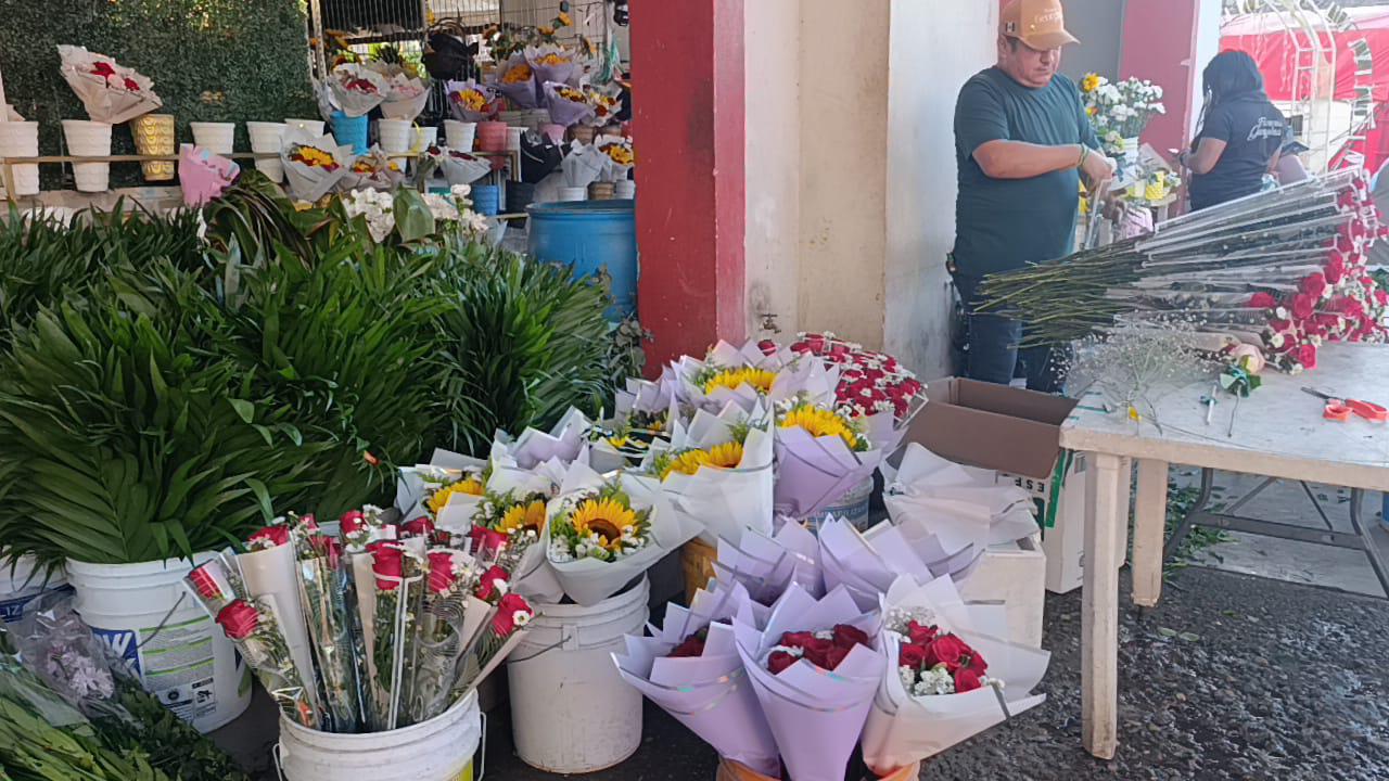 $!Comerciantes y floristas esperan en Escuinapa que mejoren las ventas este 14 de febrero