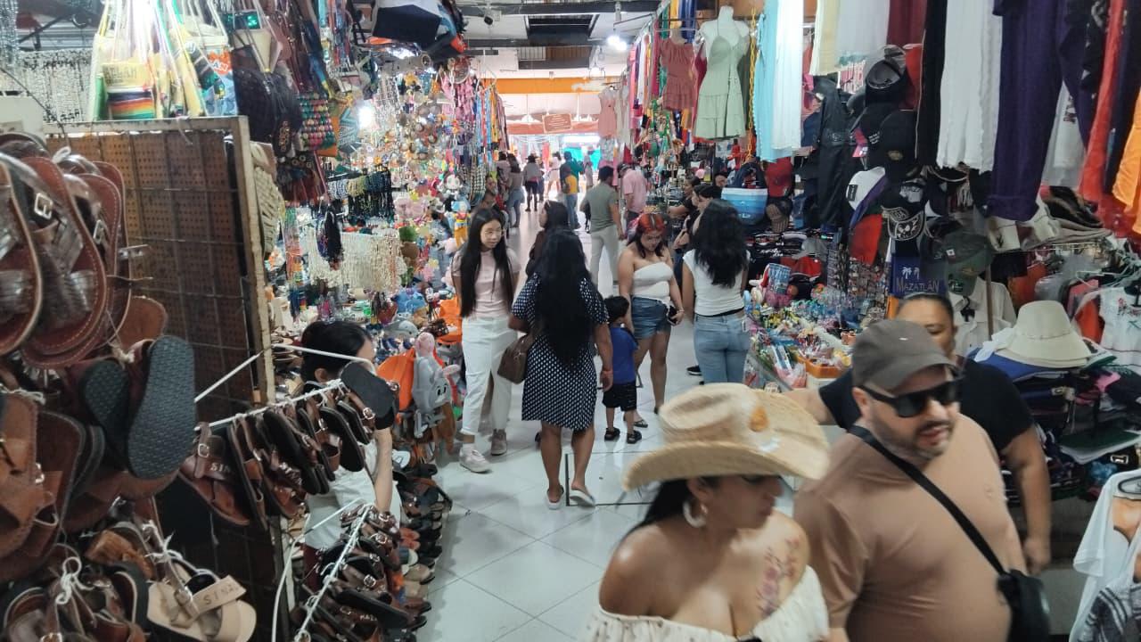 $!Tiene Mazatlán un fin de semana con moderada afluencia de turistas