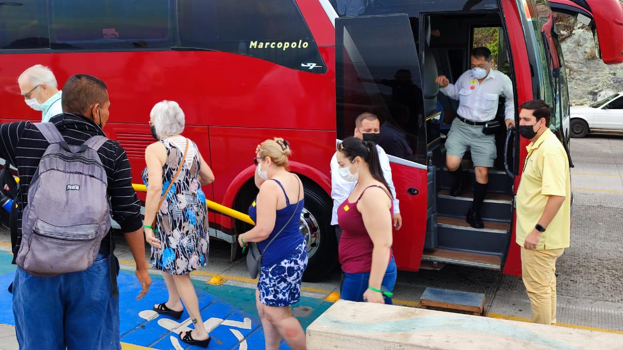 $!Turistas de crucero disfrutan de un espectáculo que les ‘roba el aliento’