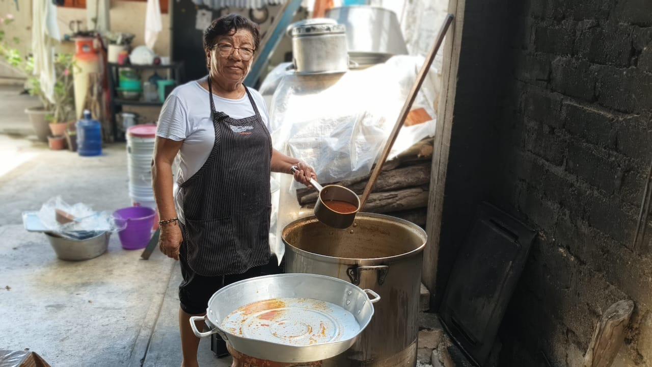 $!Con el sazón que le ha encontrado al platillo, Dora ha hecho de la venta del pozole en Rosario su oficio