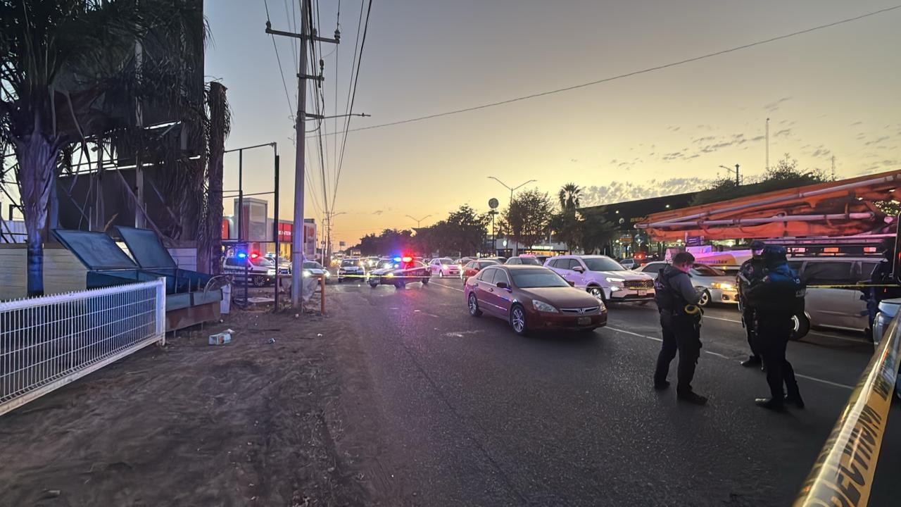 $!Balean a un policía municipal de Culiacán a bordo de su vehículo por el bulevar Pedro Infante