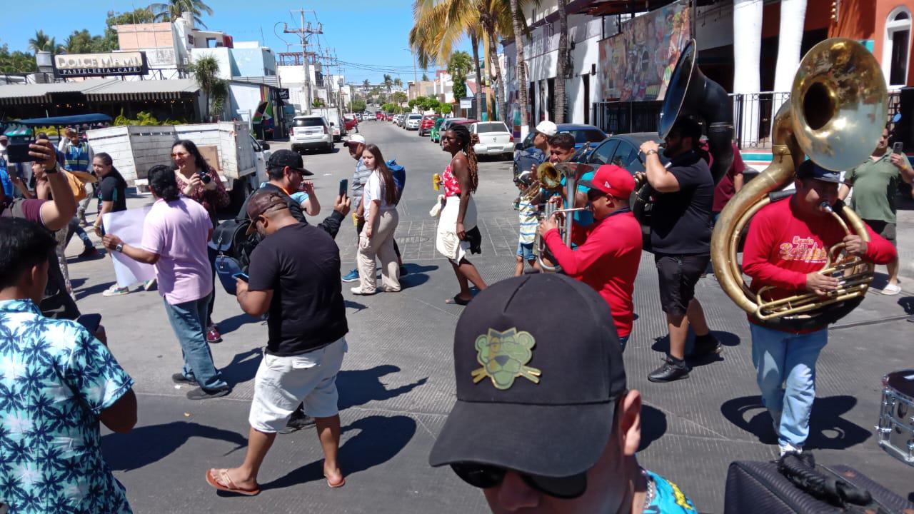 $!Brindan ‘El Coyote’, Edwin Luna y Luis Ángel ‘El Flaco’ su apoyo a los banderos de Mazatlán