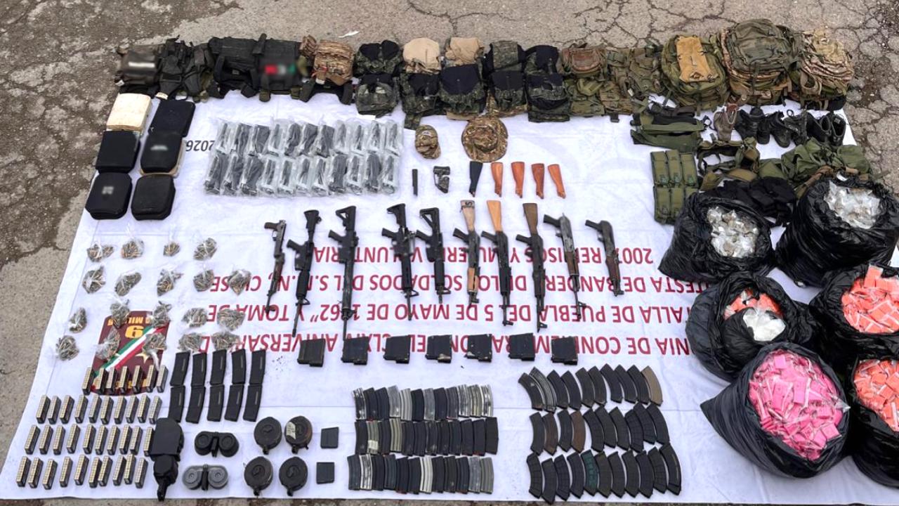 $!Decomisan 10 armas largas, más de mil cartuchos y droga en Rosario