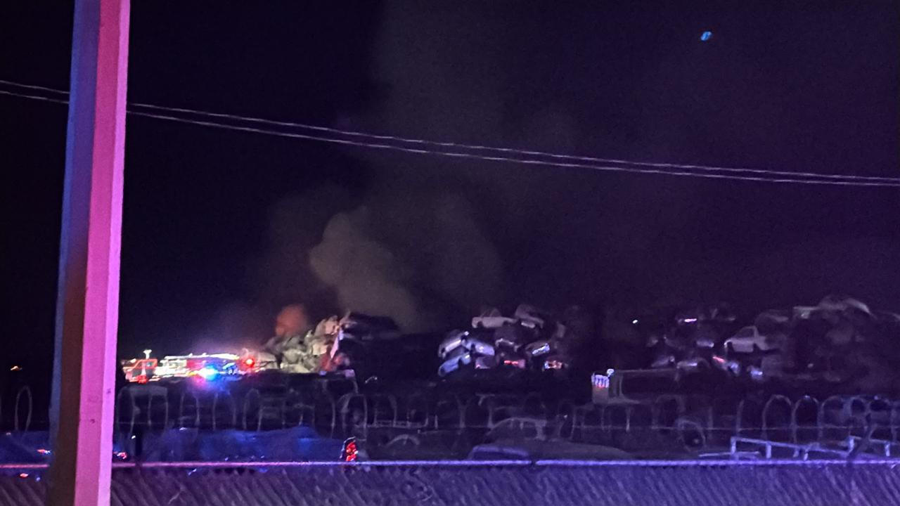 $!Incendio consume vehículos en pensión de la Fiscalía al norte de Culiacán