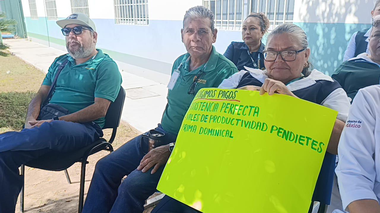$!Trabajadores del Centro de Salud de Escuinapa laboran bajo protesta por falta de pagos