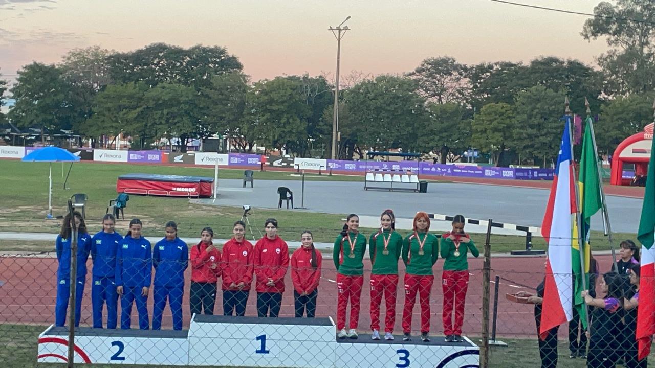 $!¡Es de bronce! La mazatleca Jennifer Valeria Tirado Chavarín sube al podio del Iberoamericano de Atletismo Sub 18