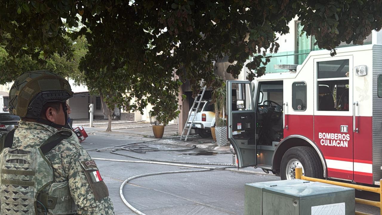 $!Vandalizan vivienda en Stanza Cantabria, en Culiacán; impactan vehículo y le prenden en fuego