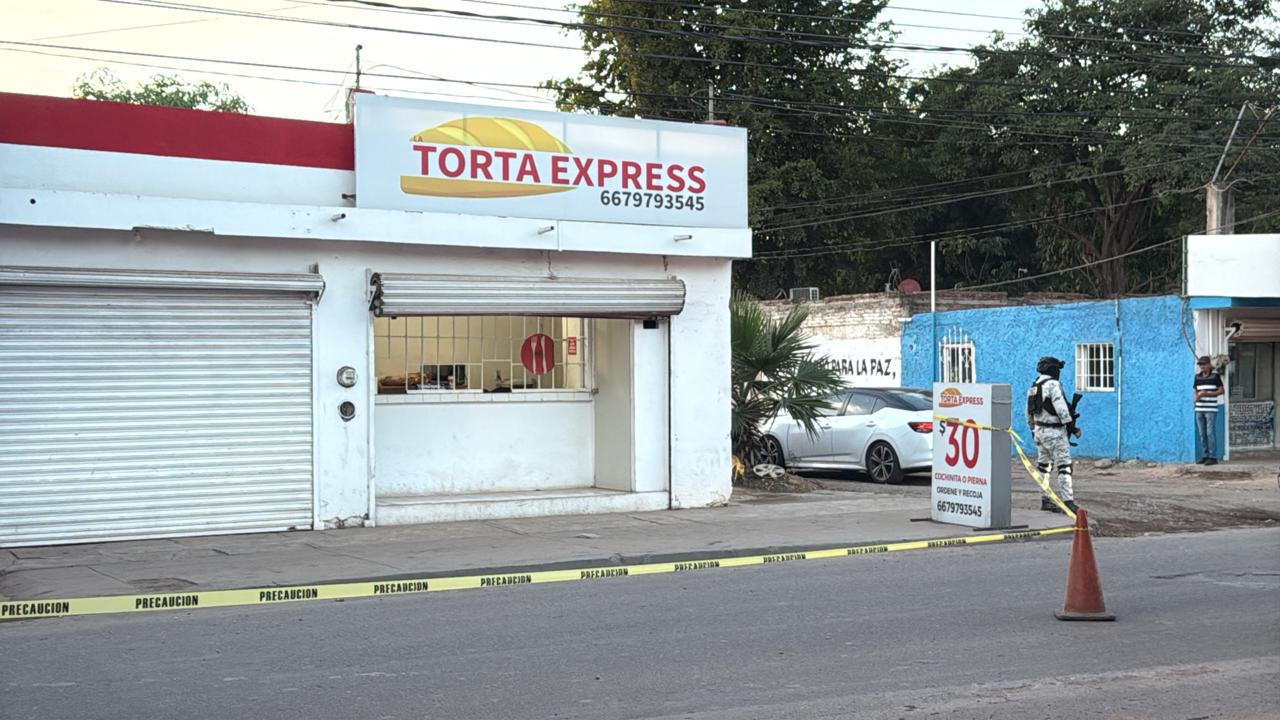 $!Atacan a balazos a un hombre cuando se encontraba comprando en un local de tortas de Culiacán