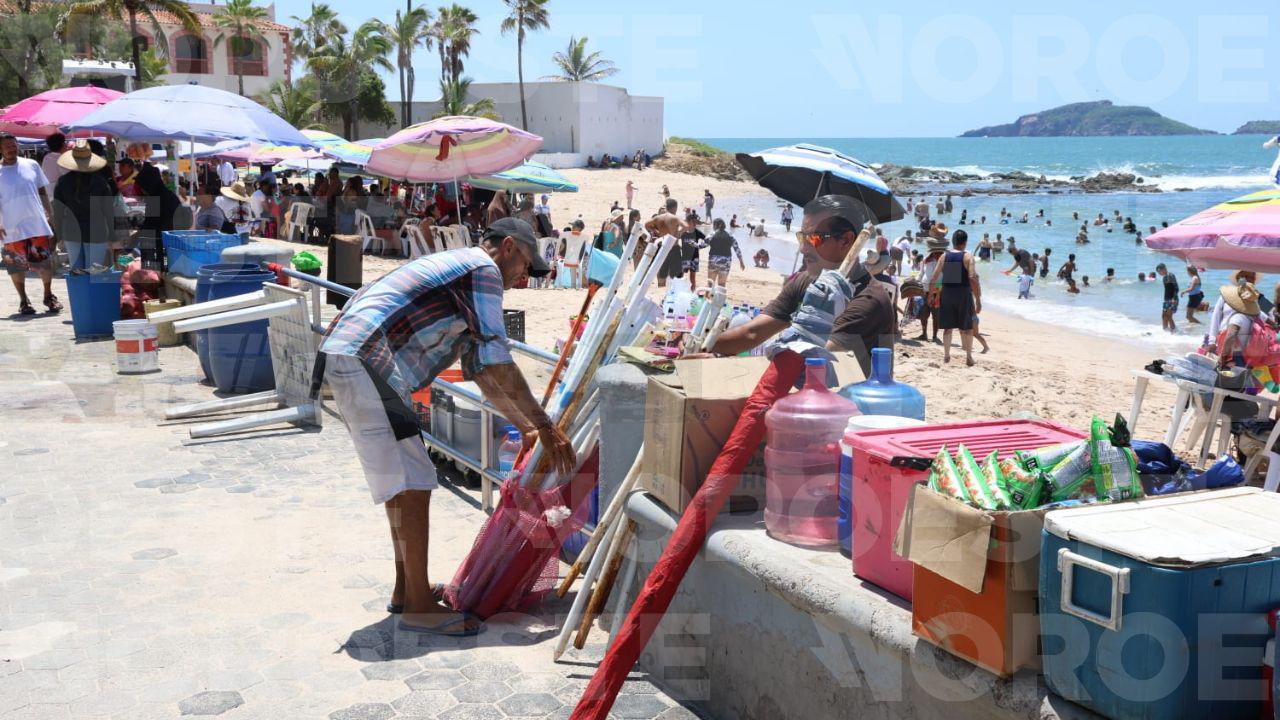 $!Realizan operativo de desalojo de vendedores y prestadores de servicio en Playa Pinitos