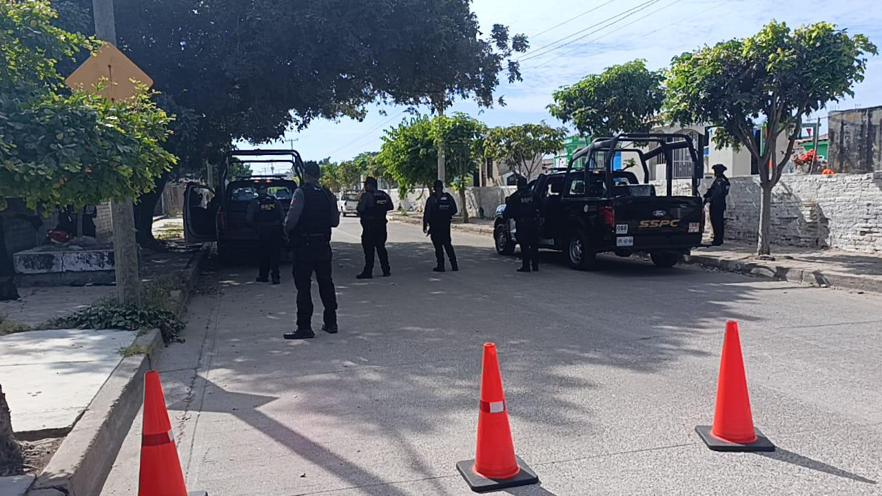 $!Fuerzas federales cierran calles en Escuinapa cercanas a casa donde hallaron explosivos