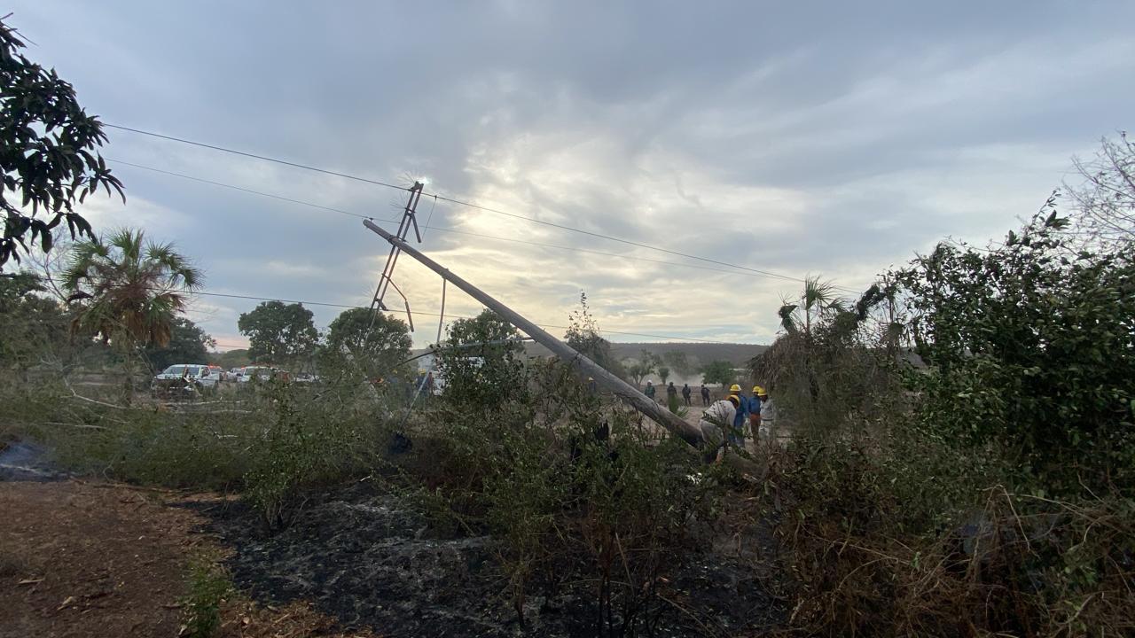 $!CFE restablece servicio eléctrico tras afectación en Rosario