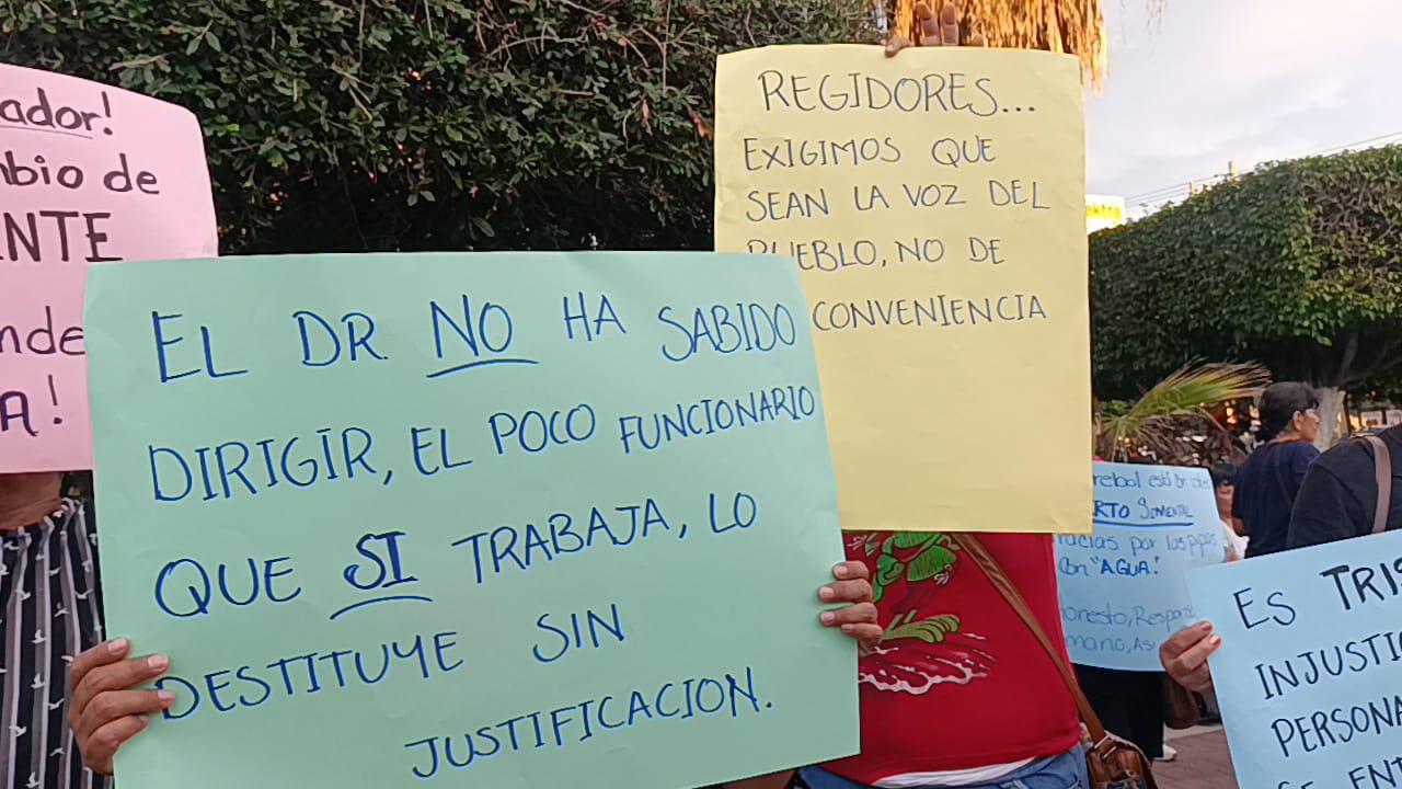 $!Vecinos de Escuinapa exigen explicaciones por destitución de gerente de Jumapae