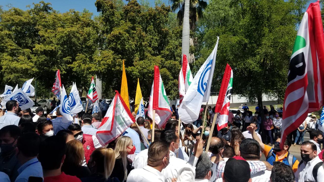 $!Con banda y sin sana distancia, se registra Mario Zamora ante el IEES por la Gubernatura