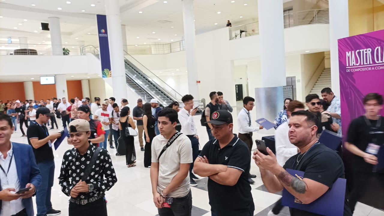 $!Desfilan compositores por la alfombra roja en la Máster Class en Mazatlán