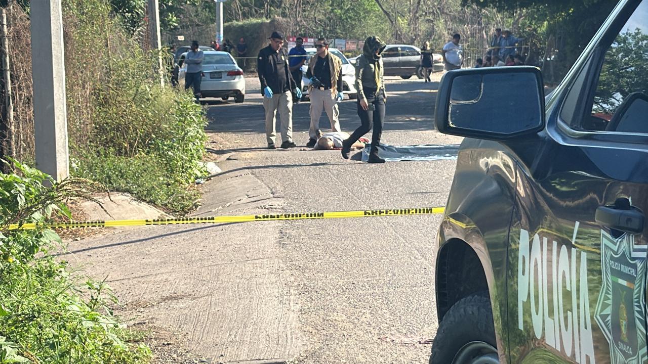 $!Hallan a hombre asesinado con arma blanca en la entrada a Los Arredondo, en Navolato