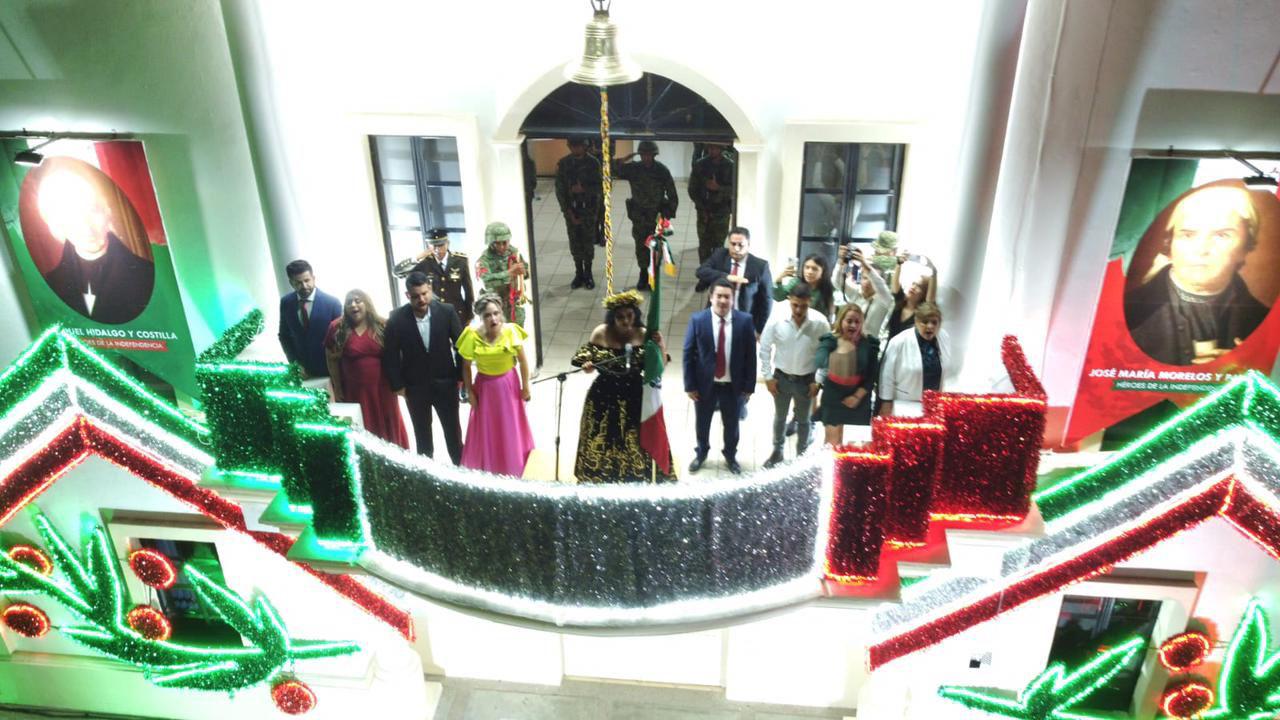 $!En Elota, la Alcaldesa Ana Karen Val grita por primera vez ¡Viva México!