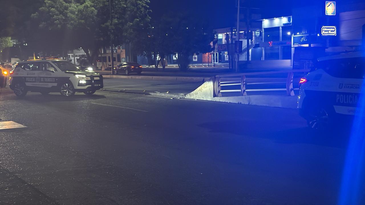 $!Volcadura en el bulevar Lola Beltrán deja dos personas lesionadas en Culiacán