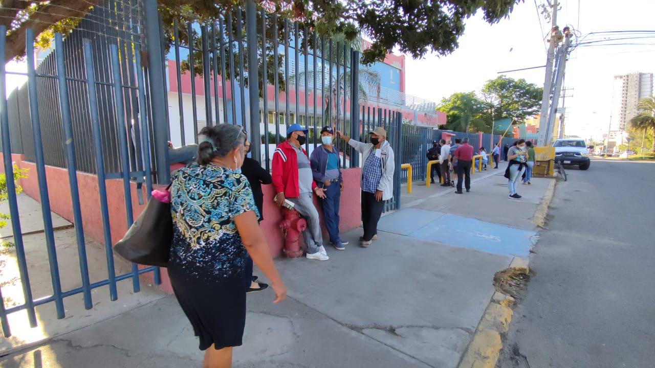 $!Fluye rápido jornada de vacunación en Polideportivo de la UAS, en Mazatlán; hay pocas personas