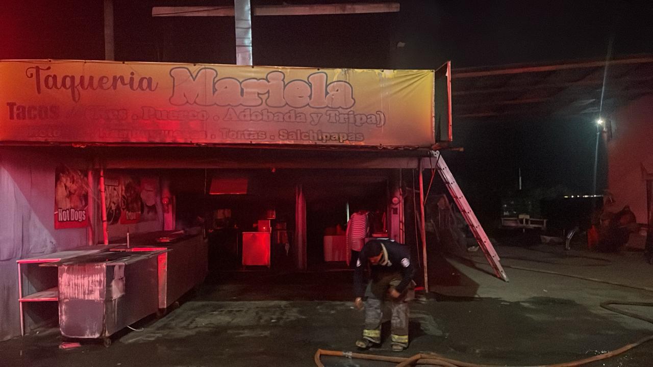 $!Fuego consume taquería en la carretera Mochis-Choix
