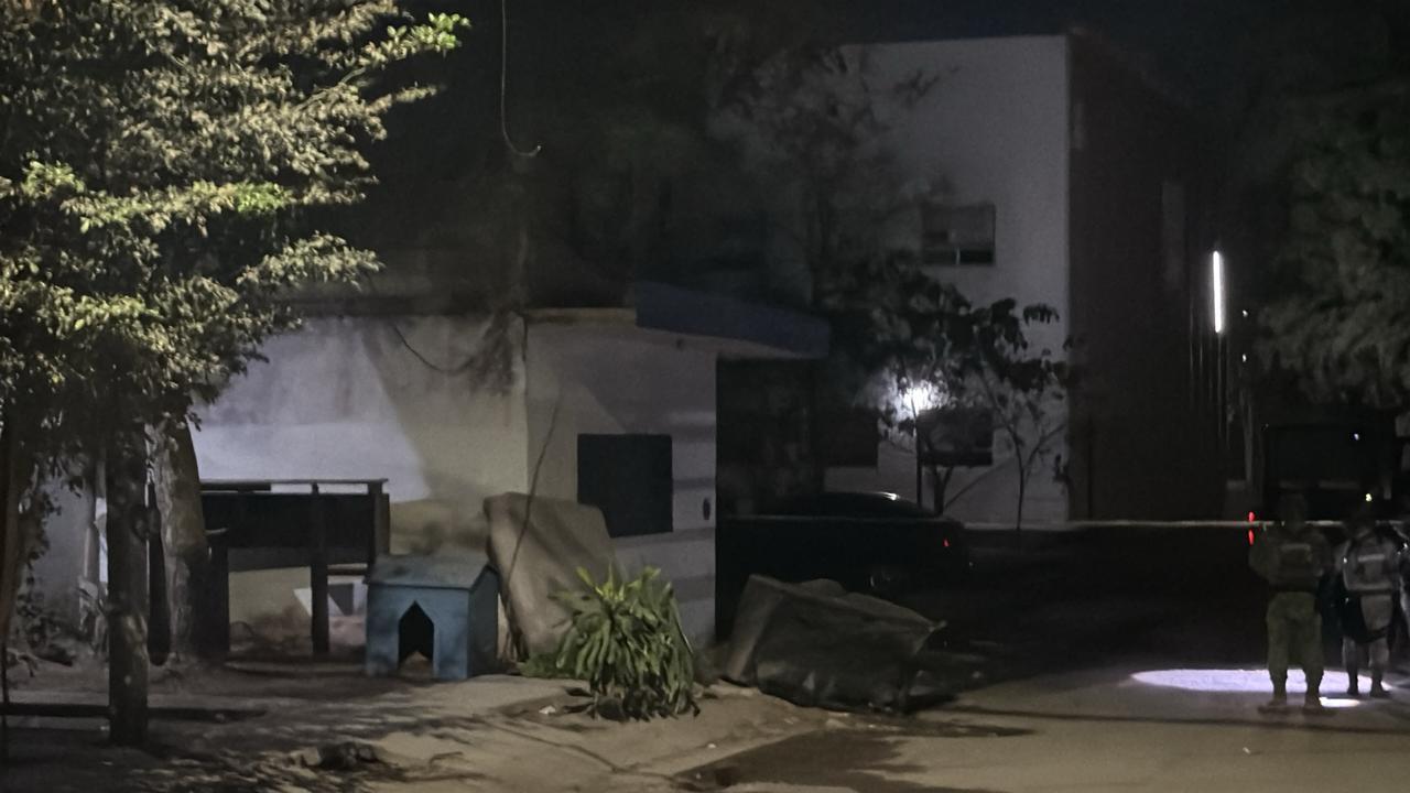 $!Atacan a balazos e incendian una vivienda en Prados del Sur, en Culiacán