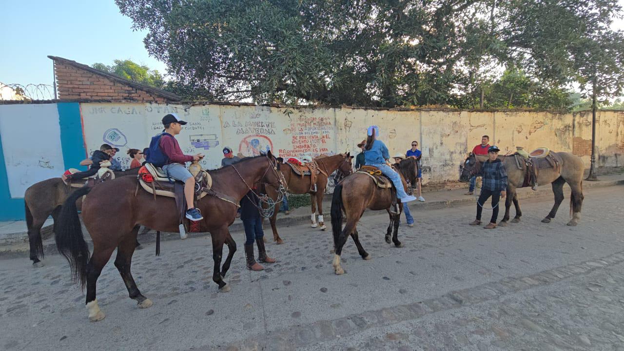 $!Campaña de paseos a caballo para apoyo de escuela charra en Rosario ha tenido respuesta