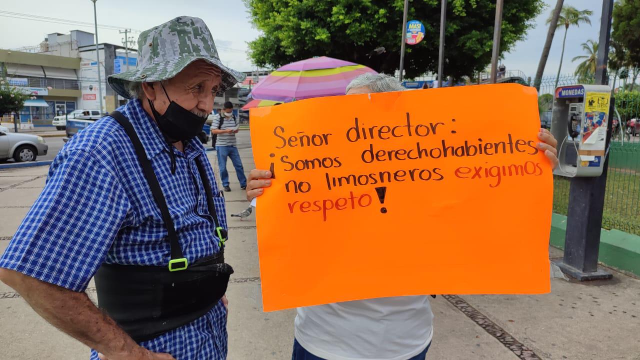 $!Se plantan en el IMSS de Mazatlán adultos mayores; exigen atención médica para pacientes con cáncer