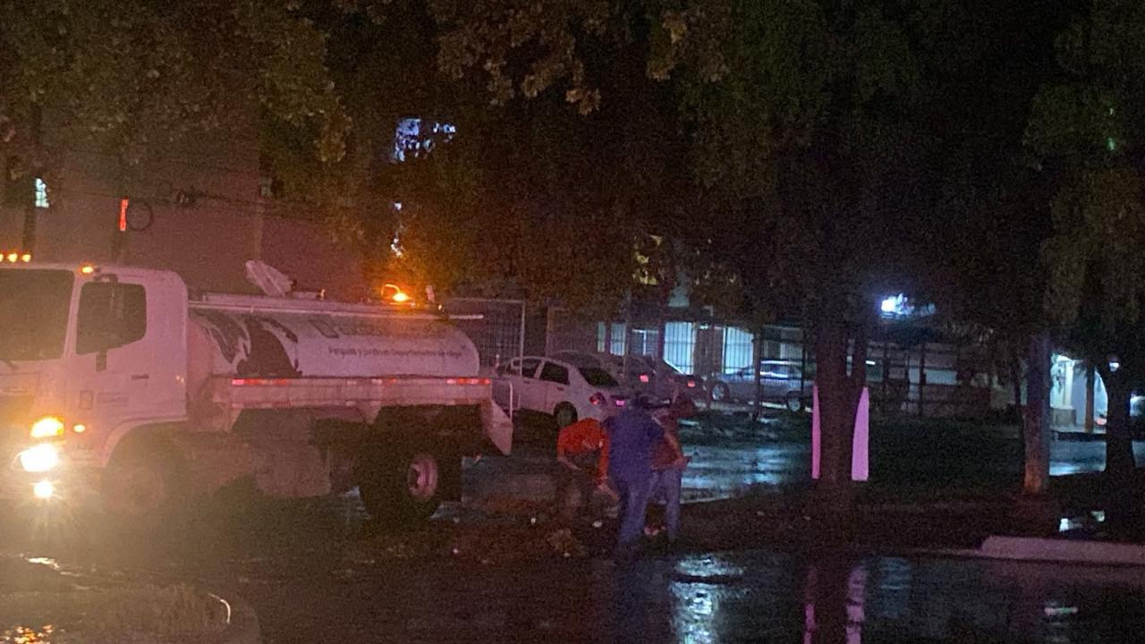$!Rescatan cuerpos de auxilio a cuatro personas arrastradas por un arroyo durante lluvias en Culiacán