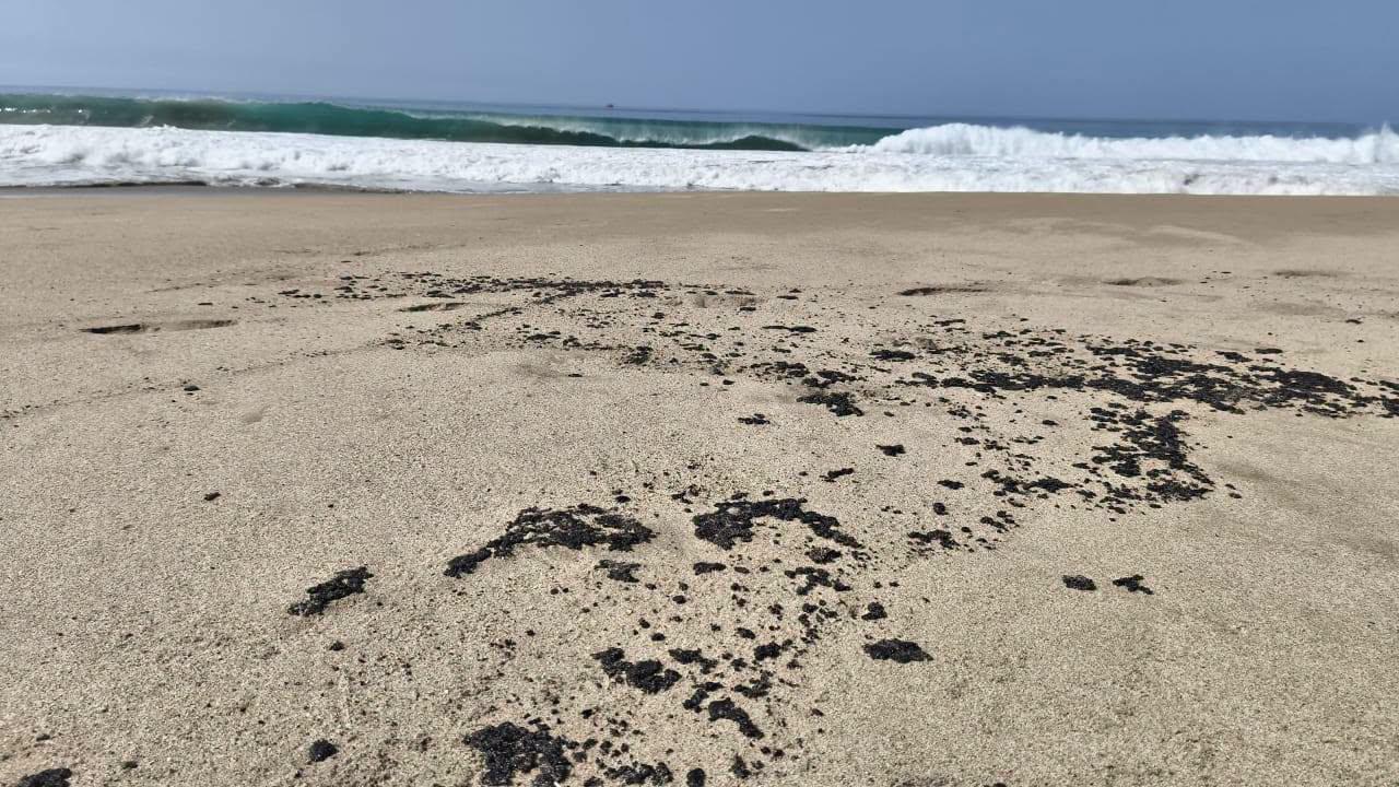 $!Nuevo derrame de hidrocarburo afecta cuatro playas de Salina Cruz, Oaxaca