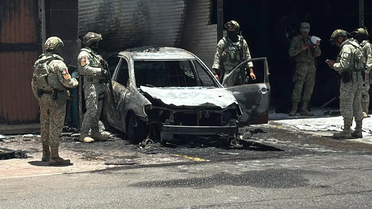 $!Incendian llantera tras estrellarle un vehículo en Pradera Dorada, en Culiacán
