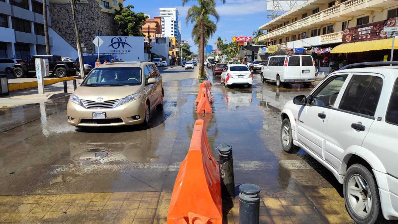 $!Fuga de agua derrama cientos de litros en la Zona Dorada de Mazatlán