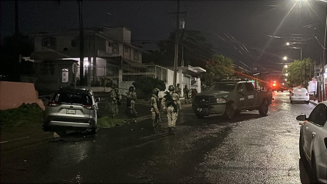 $!Aseguran camioneta con armas en calles de la colonia Libertad, en Culiacán