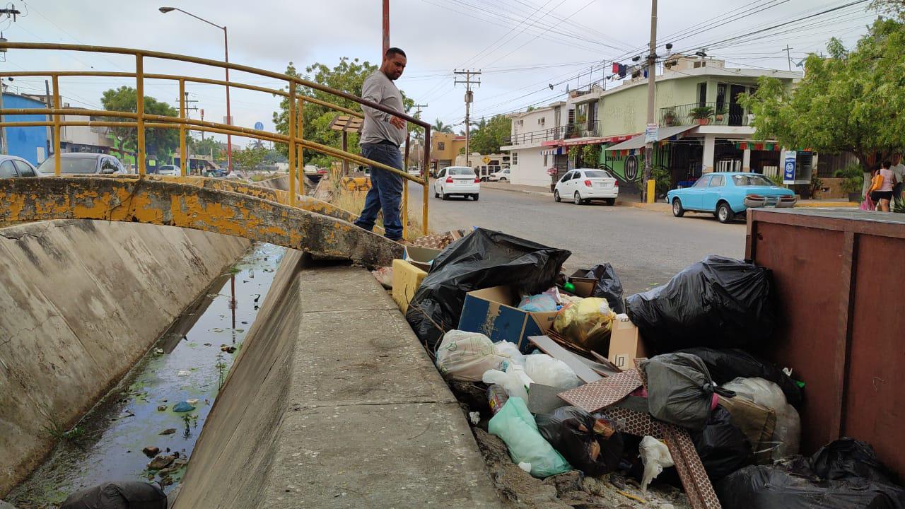 $!En plena temporada de huracanes, el canal del Infonavit Alarcón, en Mazatlán, está atascado de basura