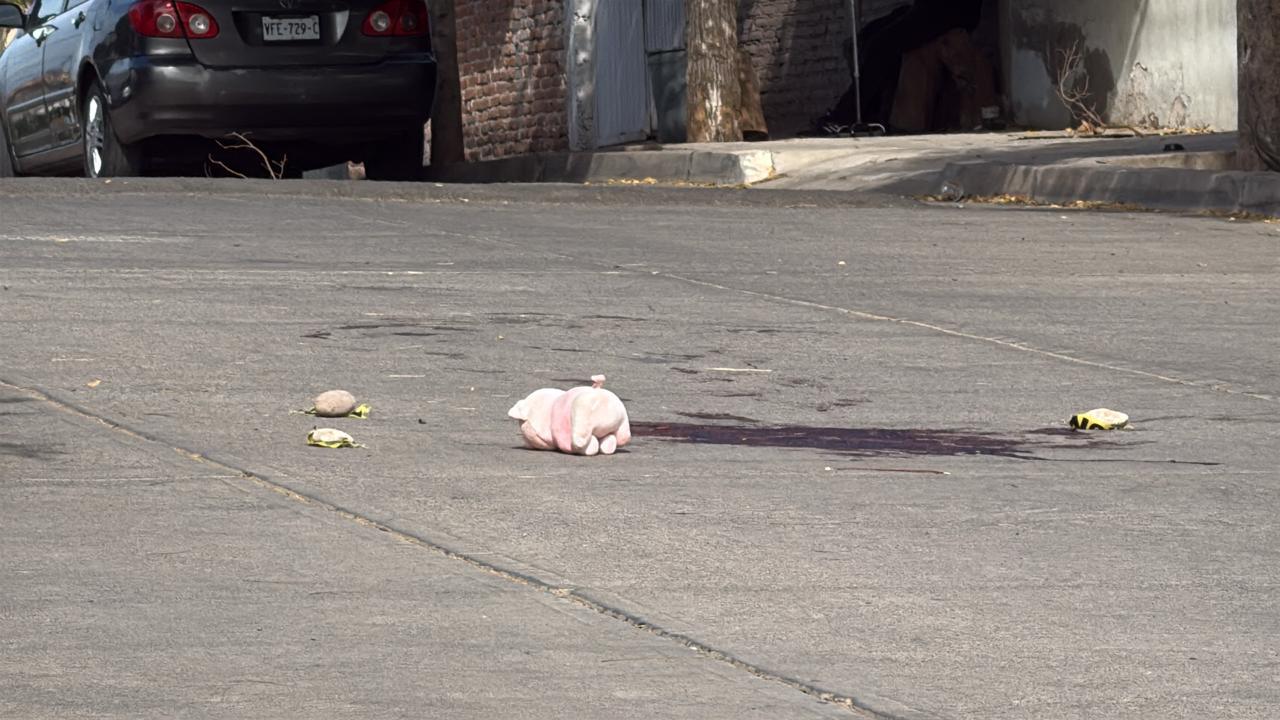 $!Hieren de bala a un hombre en la Rubén Jaramillo, en Culiacán; dejan cerdito de peluche en la escena