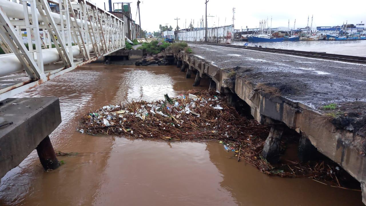 $!Lluvias por la tormenta Enrique dejan inundaciones en vialidades y playas cerradas en Mazatlán