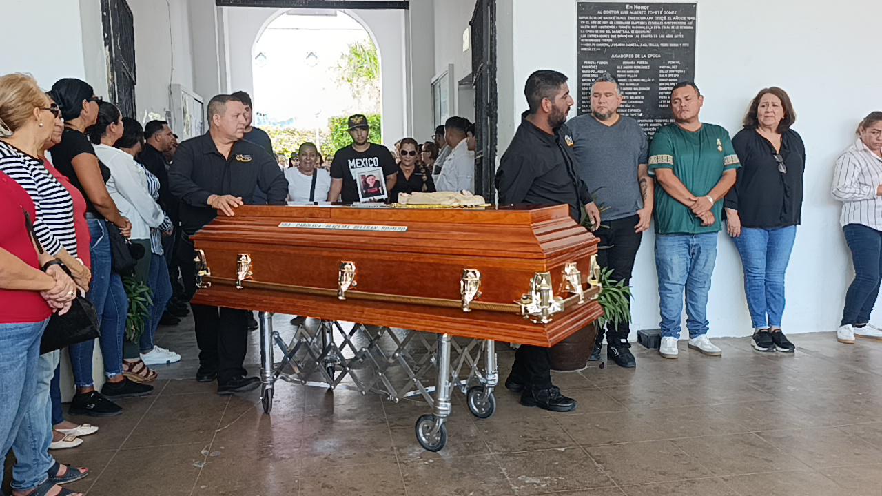 $!‘No lo merecía’: Entre lágrimas y un profundo dolor, Escuinapa da el último adiós a Carolina Beltrán