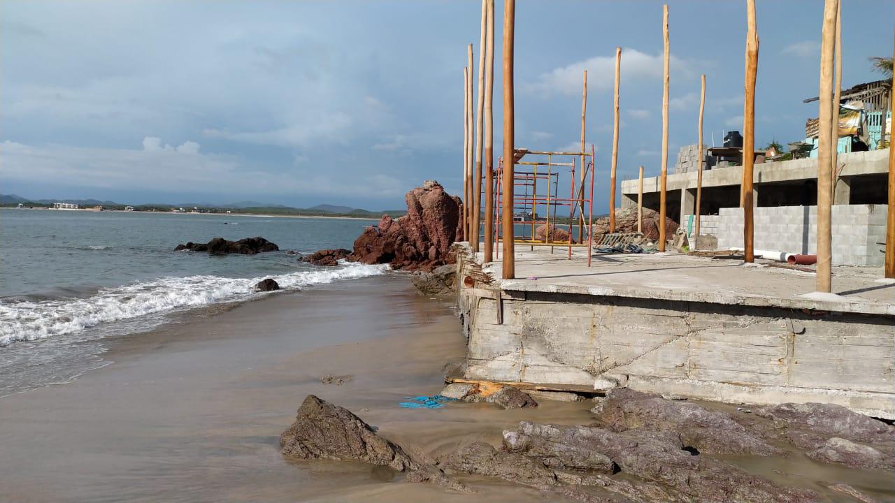 $!Casi en el mar, levantan construcción en Playa Cerritos, al norte de Mazatlán