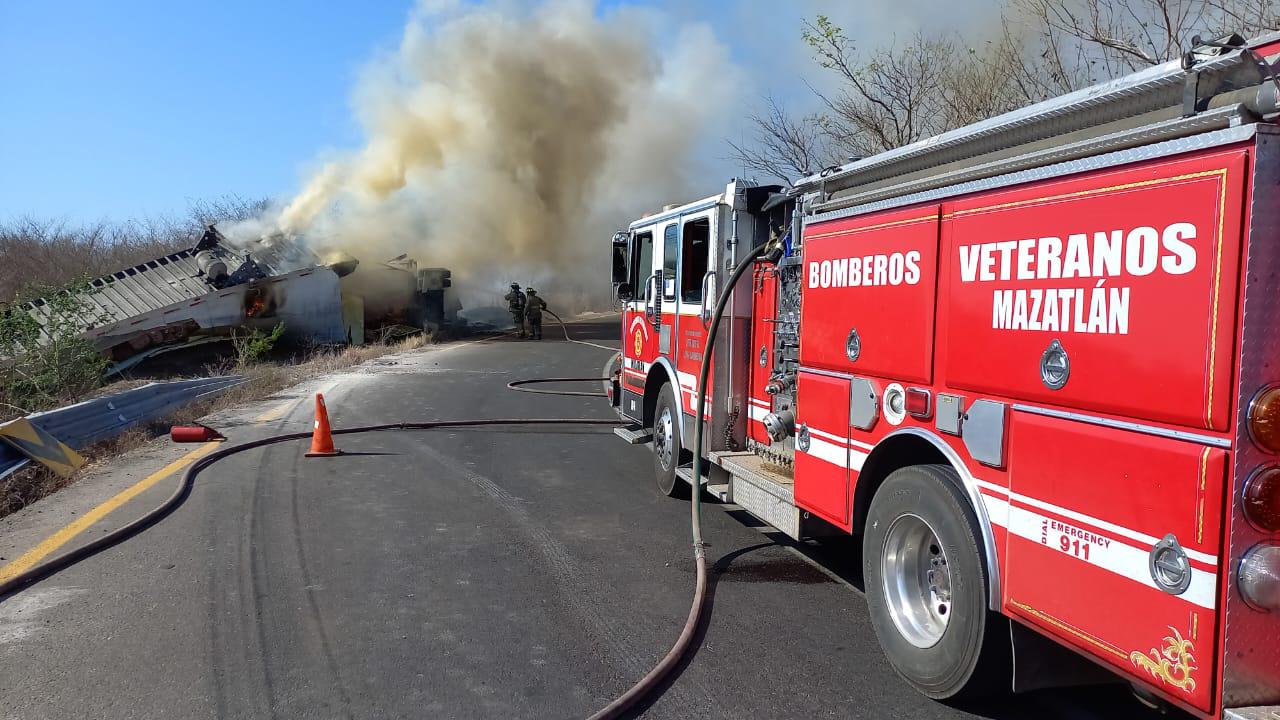 $!Tráiler vuelca y se incendia en el Libramiento Mazatlán