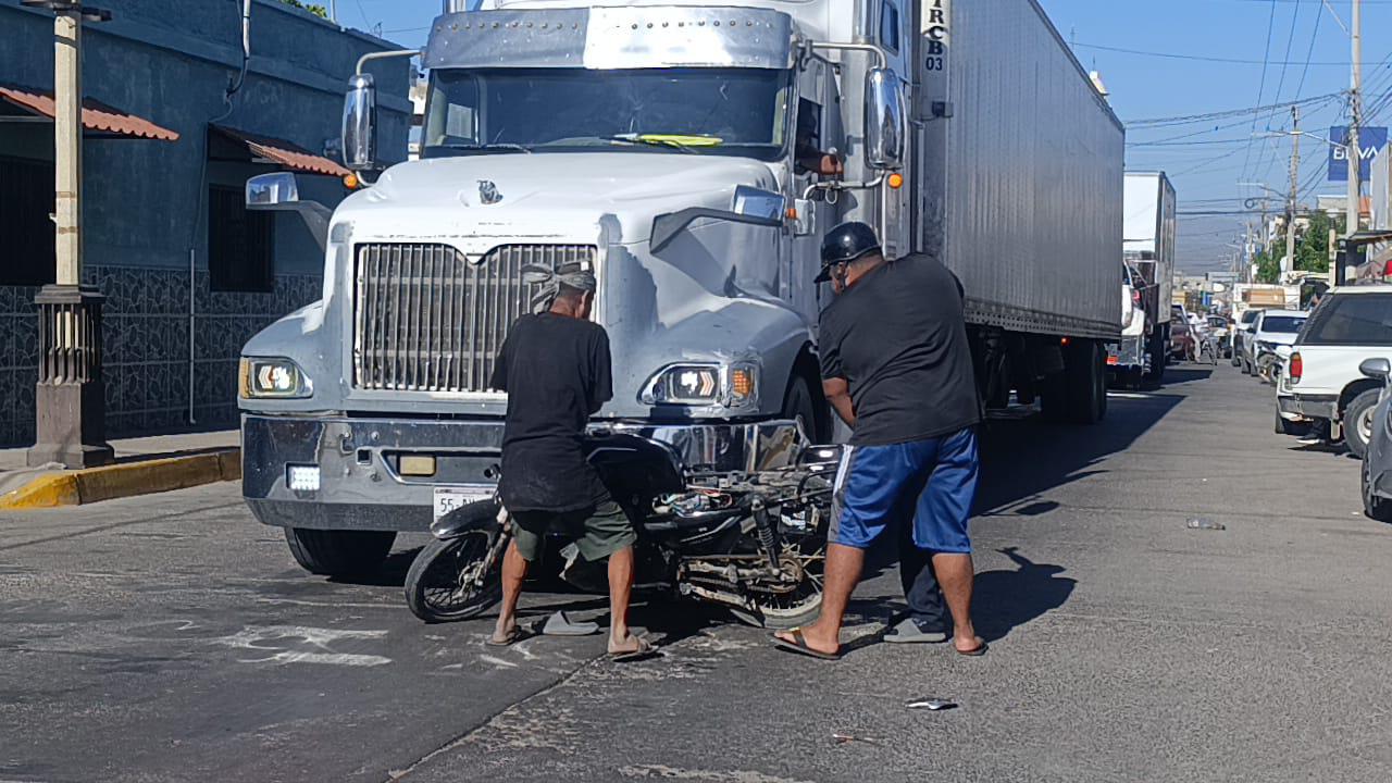 $!Un menor de 14 años resulta ileso tras chocar con tráiler en el Centro de Escuinapa