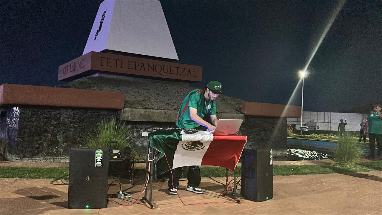 $!Afición culichi celebra en la glorieta Cuauhtémoc el pase de México a octavos del Mundial 2026
