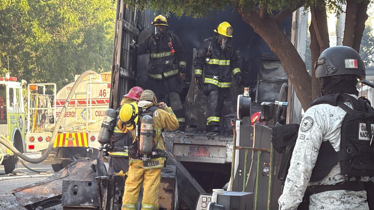 $!Balean e incendian tráiler con maquinas tragamonedas de un casino de Villa Universidad, en Culiacán
