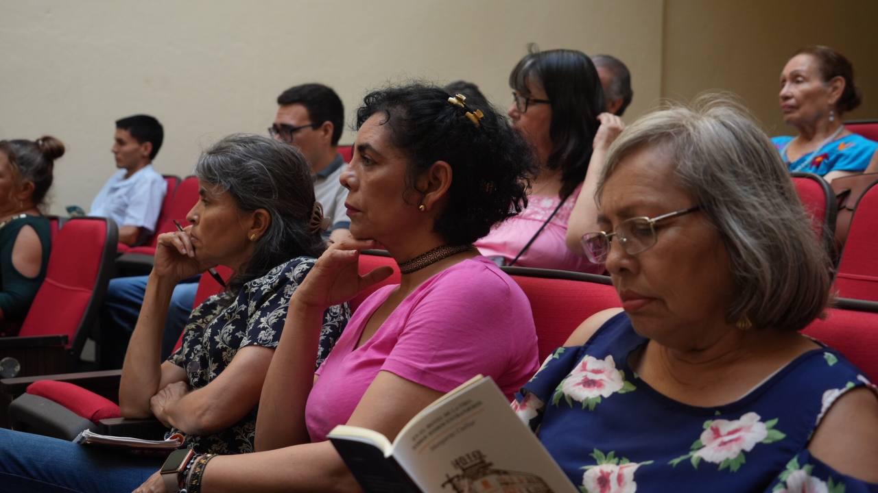 $!Los asistentes disfrutaron de la poesía de Margarito Cuéllar.