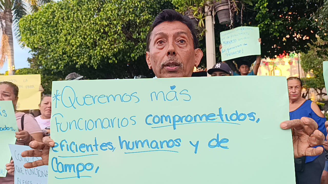 $!Vecinos de Escuinapa exigen explicaciones por destitución de gerente de Jumapae