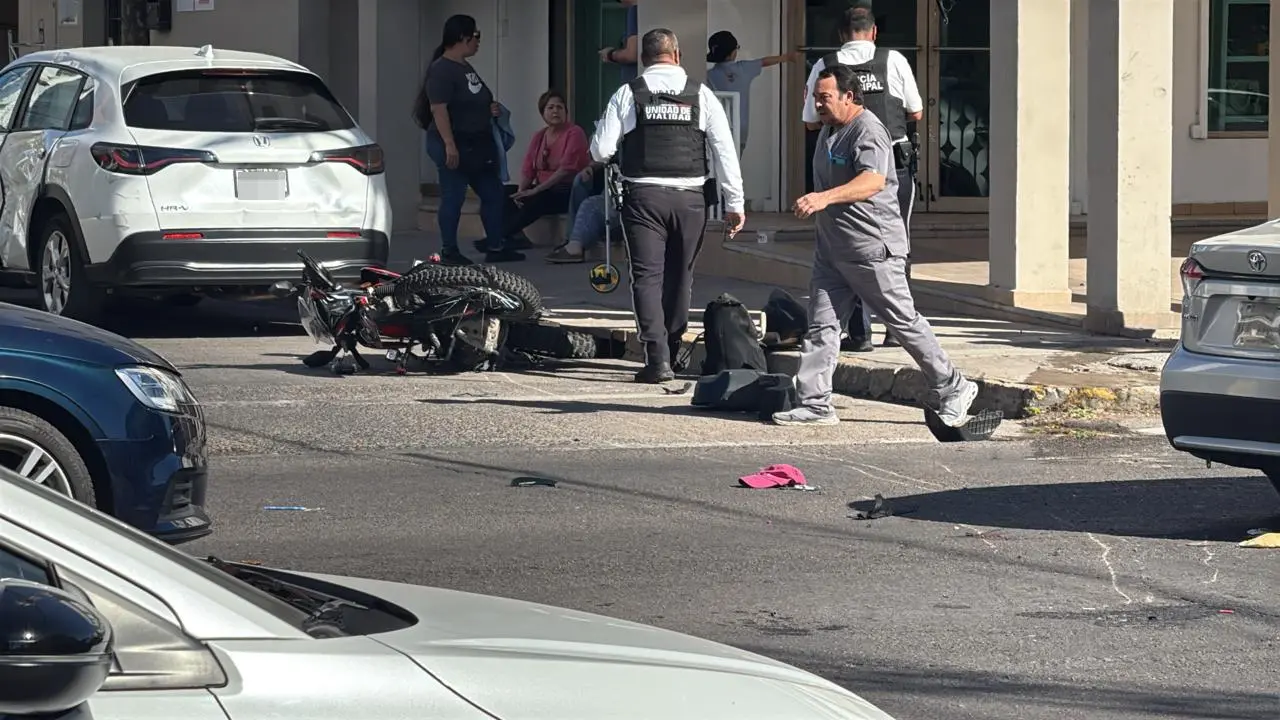 $!Motociclista resulta gravemente herido en choque sobre la Álvaro Obregón, en Culiacán