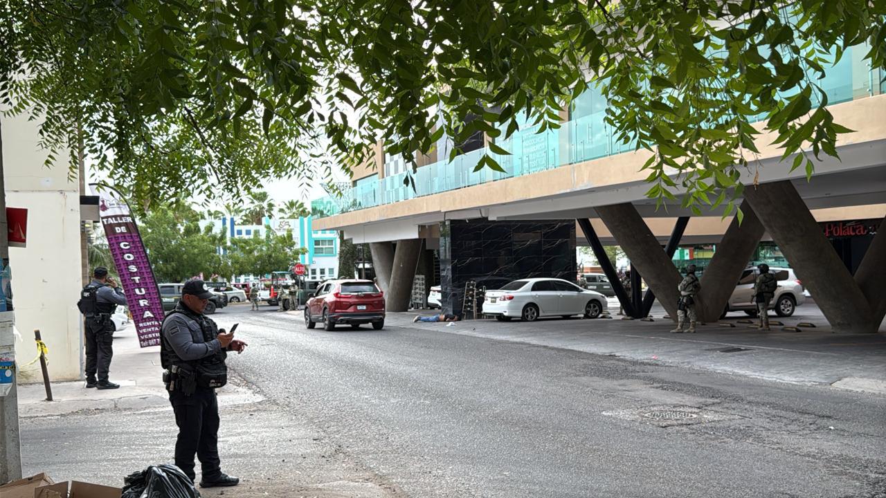 $!Asesinan a un hombre frente a plaza comercial de La Conquista, en Culiacán