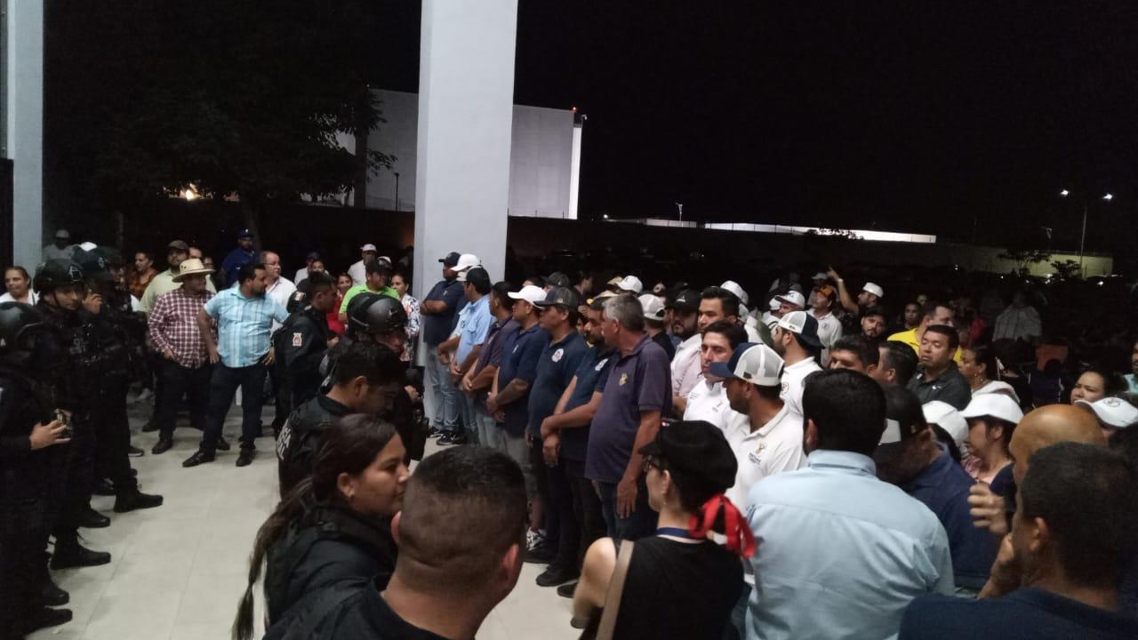 $!Alargue de audiencia de Rector y funcionarios de la UAS impacienta a manifestantes; les piden orden
