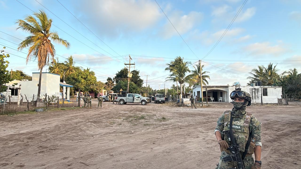 $!Mantienen sitiado Dautillos, Navolato, tras enfrentamiento entre marinos y civiles armados