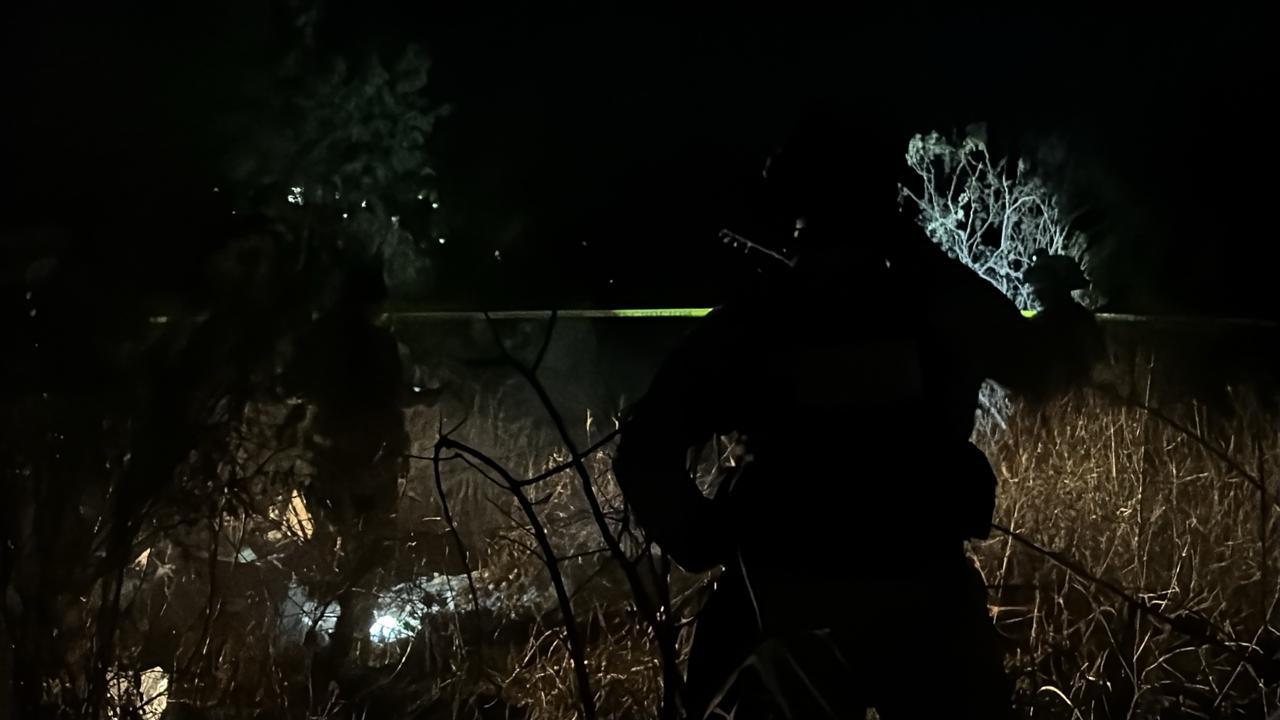 $!Hallan a hombre asesinado y esposado en la periferia de la colonia El Ranchito, al sur de Culiacán