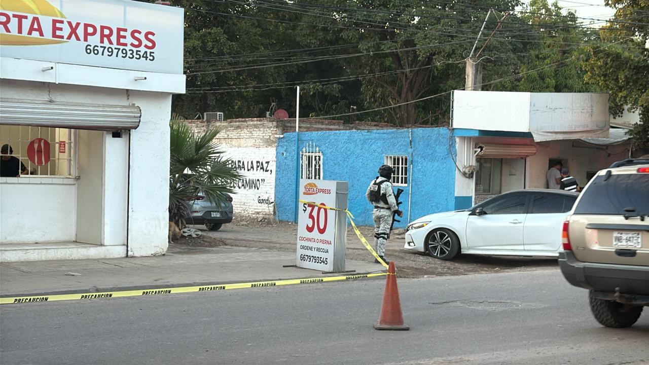 $!Atacan a balazos a un hombre cuando se encontraba comprando en un local de tortas de Culiacán